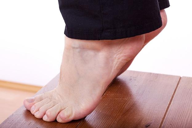Another stretch to do just before you get out of bed is the heel and toe raise. Sit on the edge of the bed with your feet at on the oor in front of you, hip-width apart.