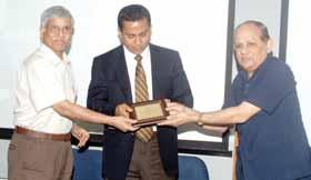 From left: Dr G Chandra Sekhar, Dr Rohit Varma & Mr R Venkataram of the Rotary Club Dr Kakarla Subba Rao felicitates Dr Jerry Shields DR KAKARLA SUBBA RAO ENDOWMENT LECTURE Developments in Ocular