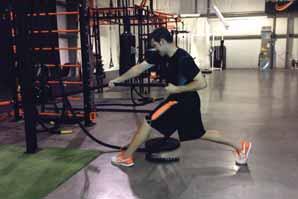 LATERAL LUNGE FINISH BRAZILIAN ROPE PULL Start: Move the anchor point of the rope to