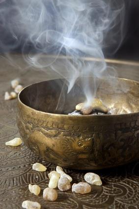 Benefits of Using Frankincense Inhaling burning Frankincense enhances calm, relaxing and peaceful feelings Promotes positive thinking and dispels negativity Cleanses and opens the mind to greater