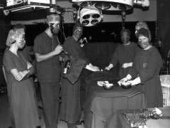11.9.2014 Presajanje kostnega mozga prvi začetki 1957: ED Thomas (ZDA) prve presaditve KM pri bolnikih z napredovalo akutno levkemijo 1959: G.