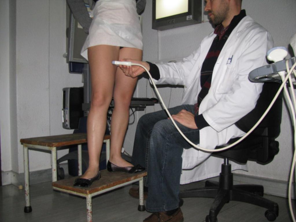 Fig.: 37. Patient positioning for correct assessment of the superficial venous system. Clinical evaluation prior to the US exam has proven useful.
