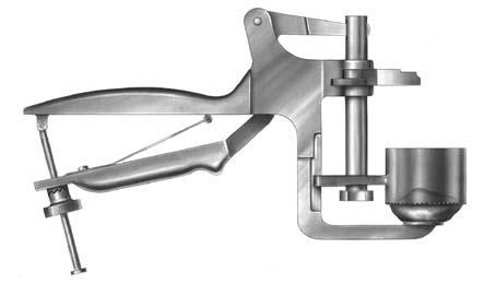 Level the patella within the saw guide jaws and use the thumbscrew to tighten the guide.