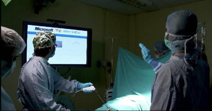 3 All of these examples show the potential of Kinect in medical use is tremendous and feasible, and the value is considerable. Fig. 1.2 Use of Kinect in surgery Fig. 1.3 IT company Tedesys uses Kinect 1.