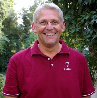 Thomas Vidahl began working in jaw orthopaedics in 1994 and runs the "Am alten Lahder Forsthaus" general dental practice with Dr Dirk Rahlfs in Petershagen. Thomas Vidahl: short C.