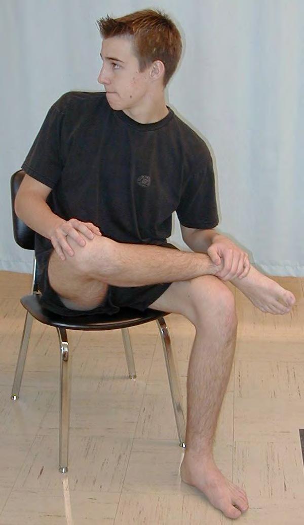 Quadratus Lumborum Method 2 1. Sit on a chair with your right ankle resting on your left thigh. Place your right hand lightly on your right knee. 2. Maintaining the light pressure on your knee lean your upper body to the left.