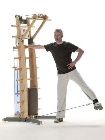 320 I Legs/Buttock Abductor Kick Use foot-cuff - Standing on one leg, parallel to the Training Station - Arms distance away from the Training Station - Position arm on the rung for support - Keeping