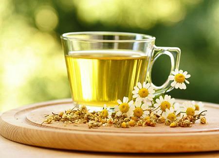 Chamomile and Green Tea Chamomile: Has anti-inflammatory and anti-cancer properties Aids colic, diarrhea and eczema and helps with gas and bloating Relaxes muscles that move food through the