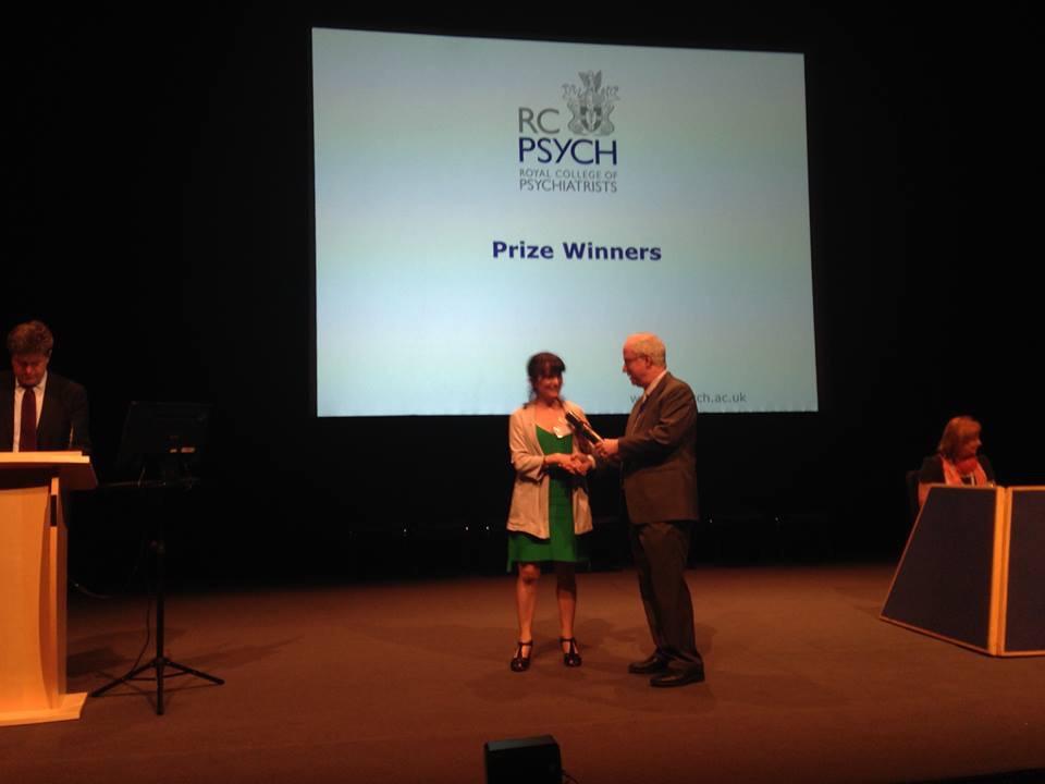 Dr Rebecca Lawrence, Consultant in Addictions Psychiatry, NHS Lothian, receiving her Morris Markowe Prize for What s in a name on psychoactive substances.