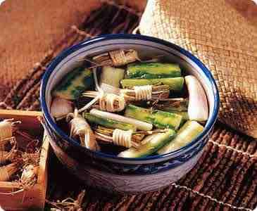 of Deng Xin Cao water Salt & seasonings 30 Rinse Deng Xin Cao. Wash and section white parts of spring onion.