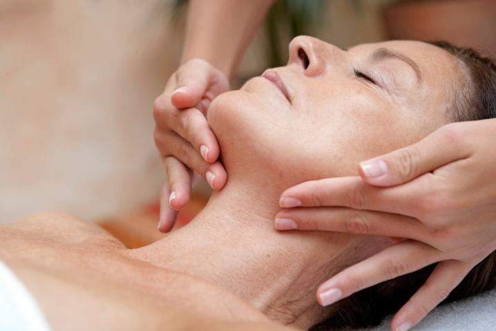 Expert Facial Massage The Qi which circulates through the whole body nourishes the organs in the interior and makes the flesh and skin glossy at the exterior.