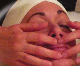 This point is benefi cial for facials because it opens the chi fl ow to the facial area,