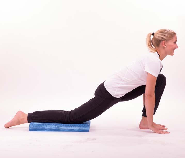 Stretch out your back and neck as far as possible. Raise your bum up and backwards.