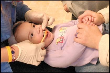 4 The early oral screening Oral screening of the child may take no more than 1 minute: Knee-to-Knee, Lift the Lip