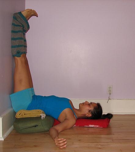 Bedtime Yoga Poses Viparita Karani (Legs-up-the-Wall Pose) Benefit: Triggers relaxation response, slowing heart, breath, and brain waves.