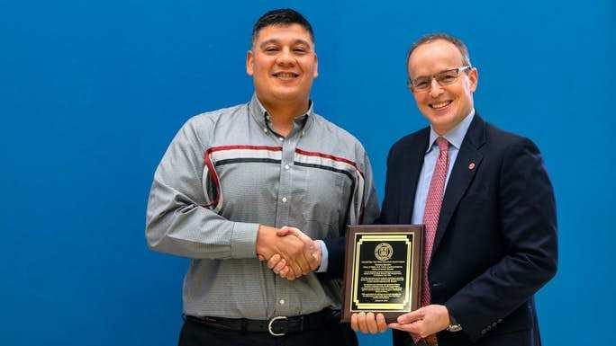 St. Regis Mohawk Tribe Executive Director receives NYS Hometown Alumni Award By ICT Editorial Team Indian Country Today E-weekly 0ewsletter October Ë1, ÊÈ18 Page Ë Tsiorasa Barreiro receives the