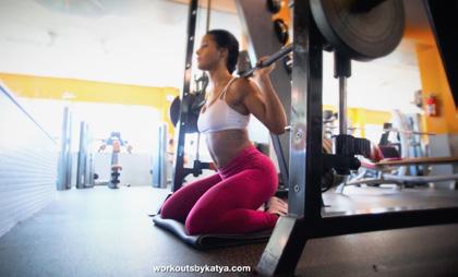 Position the barbell on your shoulders as you would with a regular squat 3 Lift and extend your hips making sure not to fully extend them 4 Pulse through this position SIDE LUNGES (DUMBBELLS) REPS: