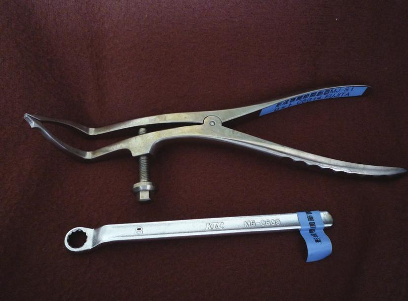 2 Plastic Surgery International Figure 1: The new mandibular joint retractor device, the length of which is 21 cm.