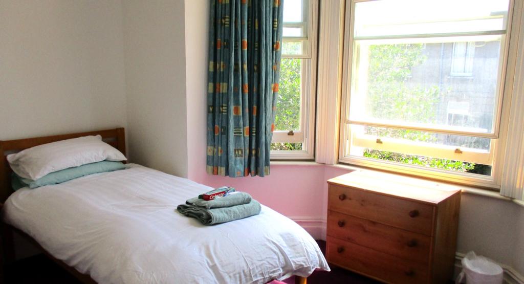Bedrooms Kirtling House has nine resident bedrooms. All bedrooms are ensuite and some rooms also have a small kitchenette.