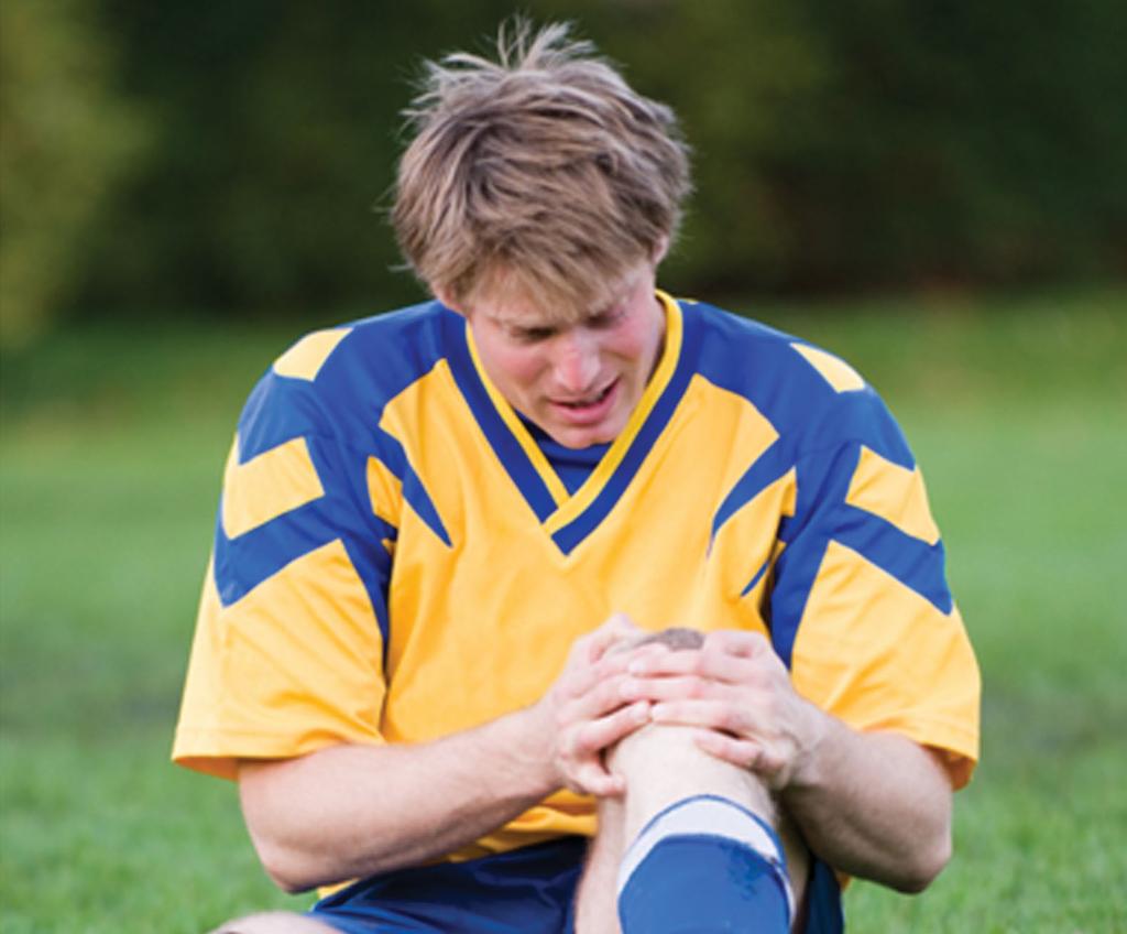 ACUTE KNEE INJURY Summary Acute knee trauma often occurs on the sports field, but can also occur through motor vehicle accidents, slips and falls.