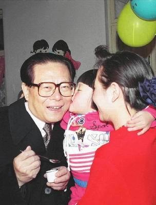 ( 新華社 ) 1993 年 12 月 5 日 江澤民主席在北京為一名兒童喂服脊髓灰質炎疫苗後, 小朋友親吻江爺爺 President Jiang received a kiss after his hands-on oral vaccination to a girl.