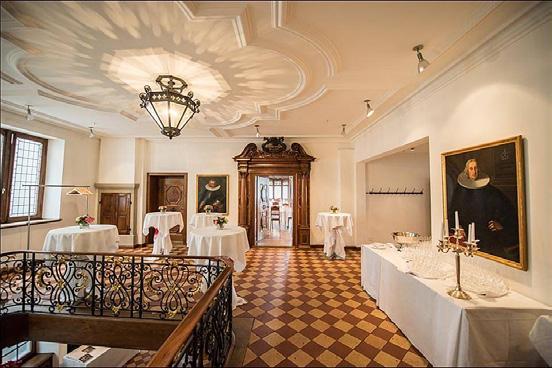 Whether in the rustic Küfer room or the magnificent guild hall, you can once again enjoy outstanding, traditional cuisine here featuring many Zürich and Swiss specialties.