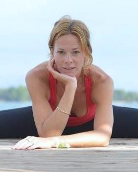 with Kristin Rübesamen Combine your strength and listen inside Stretching, sweating, breathing, moving and relax. This is the philosophy of the Yoaga Retreat of Kristin Rübesamen.