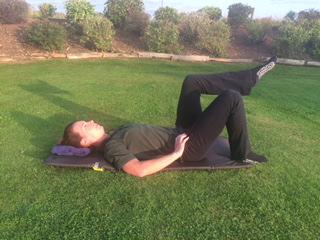 Single knee lifts 1. Start in rest position with knees aligned with hip and feet aligned with knees 2.